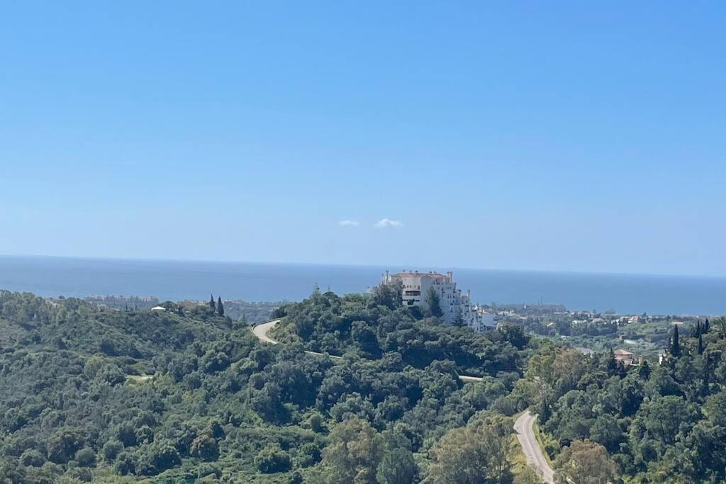 Atico Con Bonita Vista. En Urbanizacion Privada.! Daire Estepona Dış mekan fotoğraf